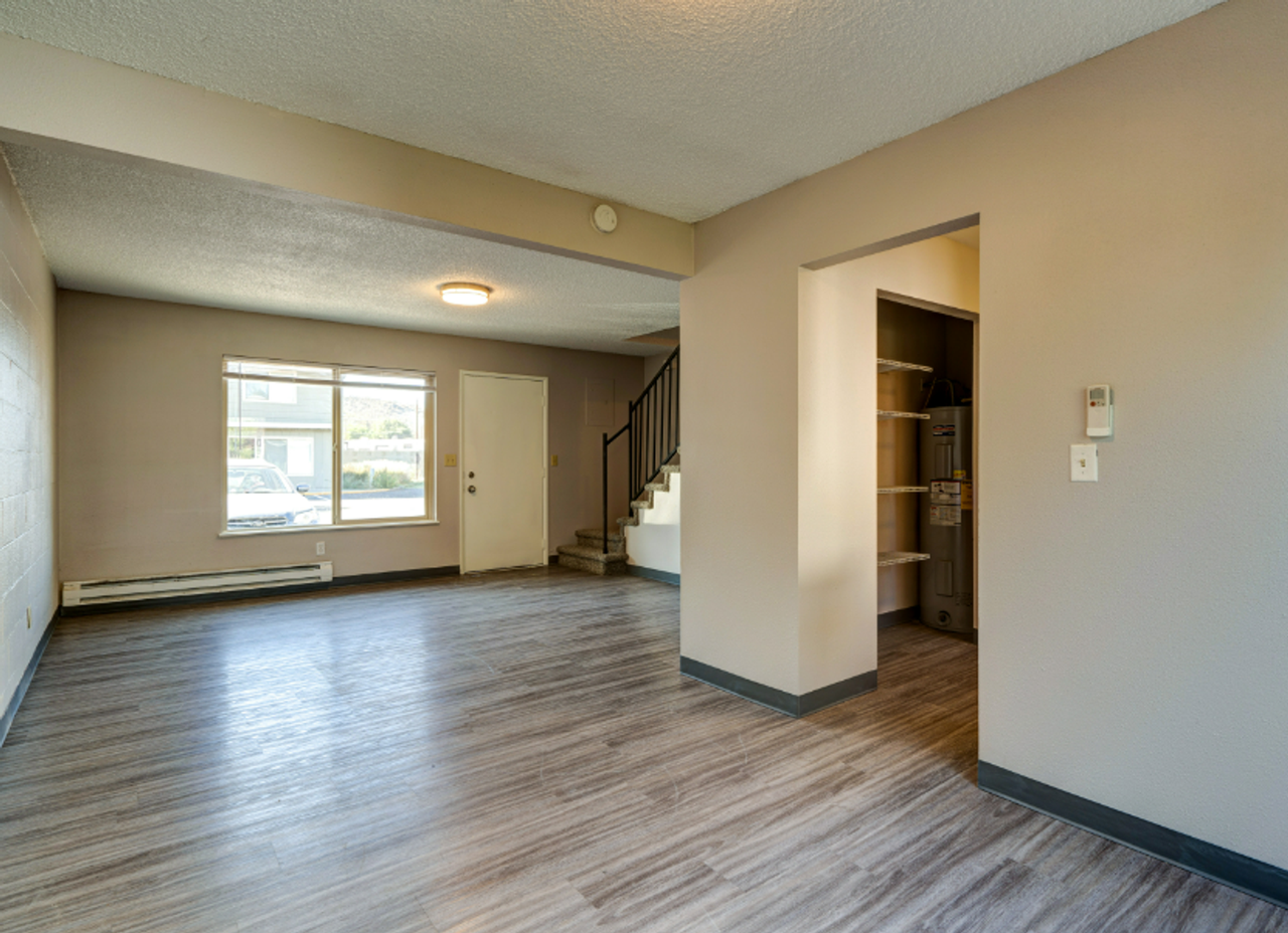 940 Nw 2nd St #4 - Photo 5 of 12