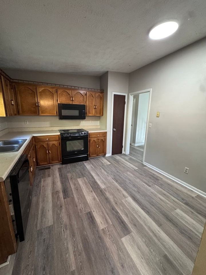 800 14th Ave Ne ##Ne - Photo 4 of 10