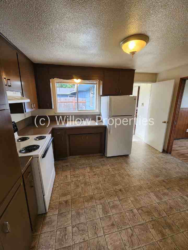 1716 E 65th St - Photo 5 of 11
