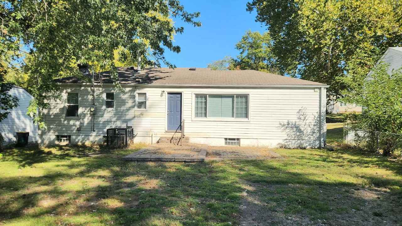 1134 Roxton Dr - Photo 2 of 20