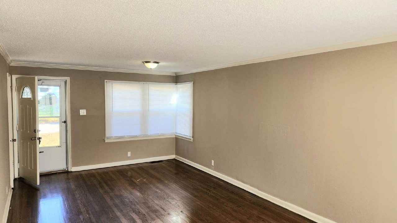 1134 Roxton Dr - Photo 4 of 20