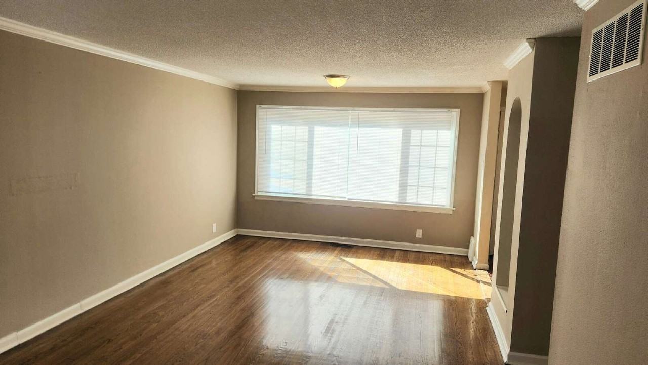 1134 Roxton Dr - Photo 5 of 20