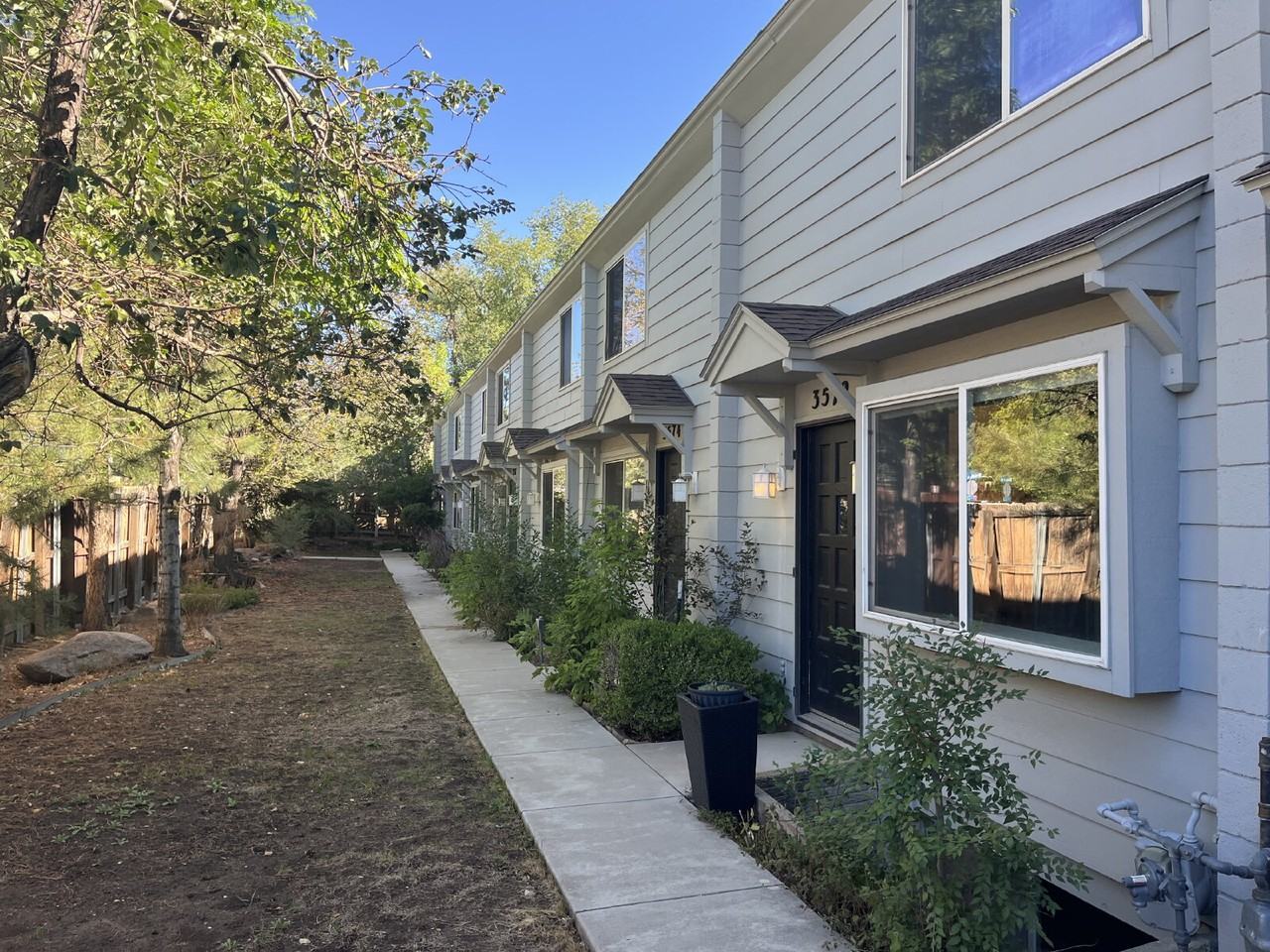3572 Broadway St - Photo 2 of 30