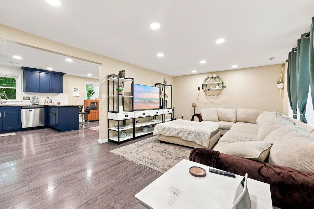1041 Dulcie Ave - Photo 2 of 33