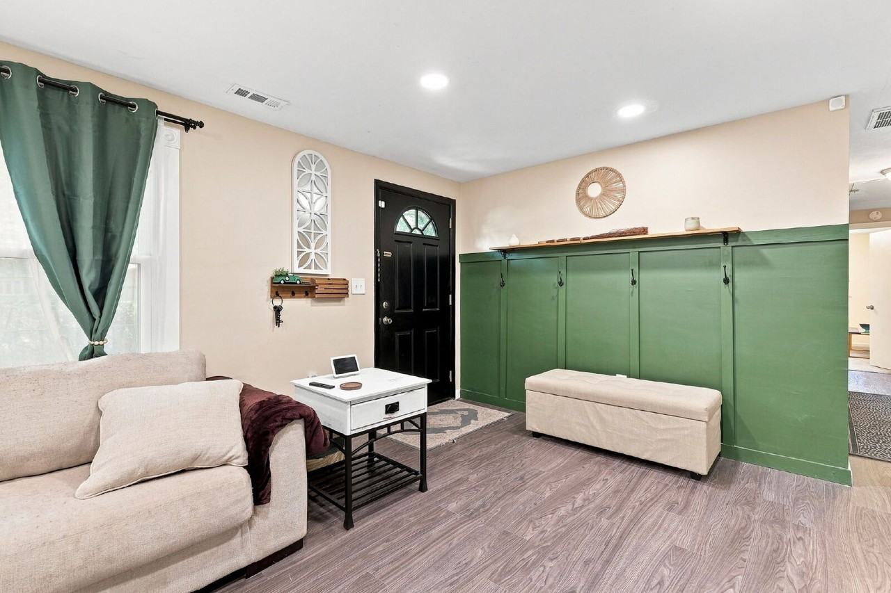 1041 Dulcie Ave - Photo 3 of 33