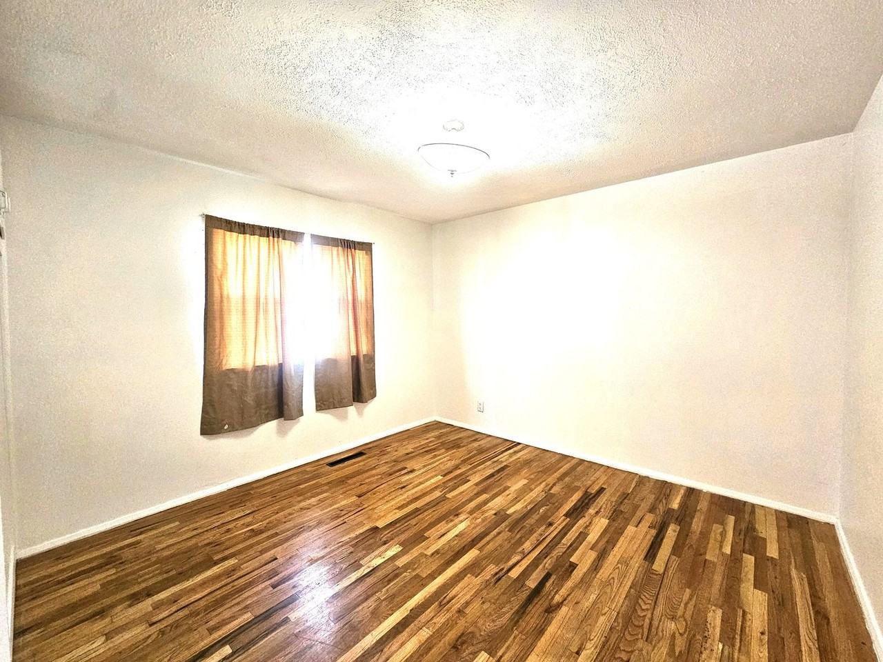 425 Swanton Ave - Photo 4 of 11
