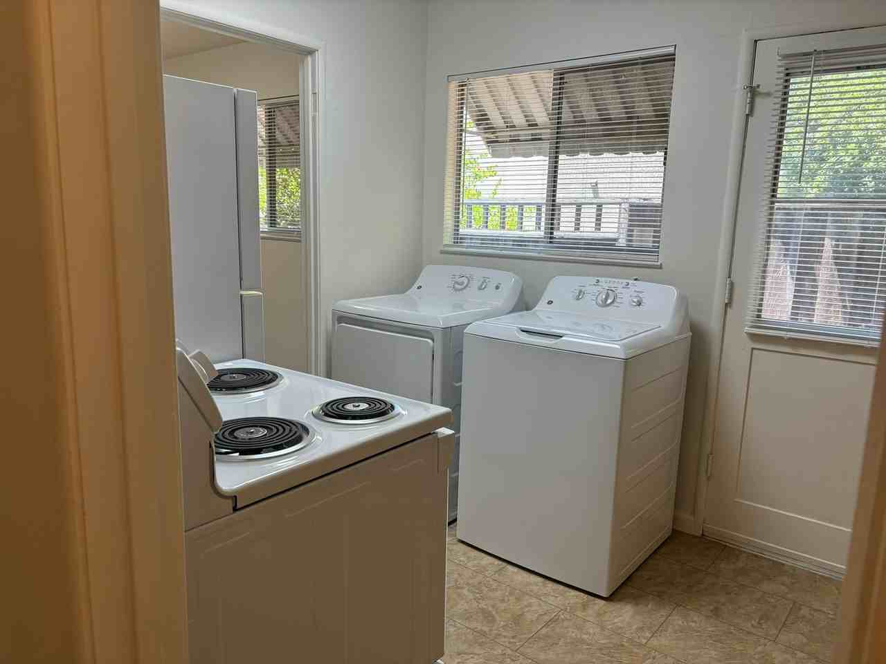 1860 Almond Ave - Photo 4 of 14
