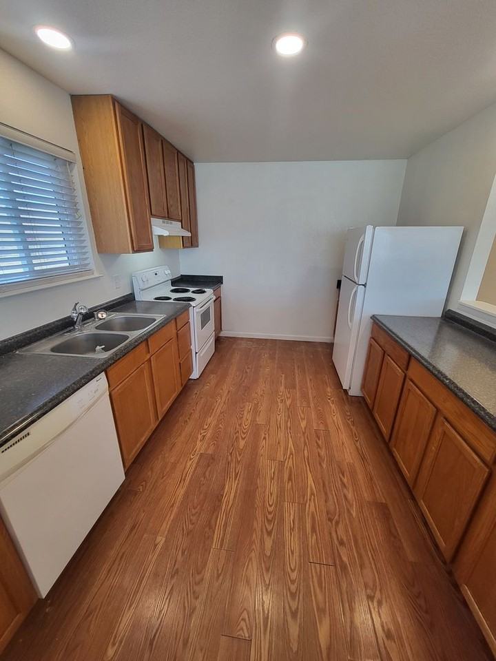 140 James Ave - Photo 3 of 10