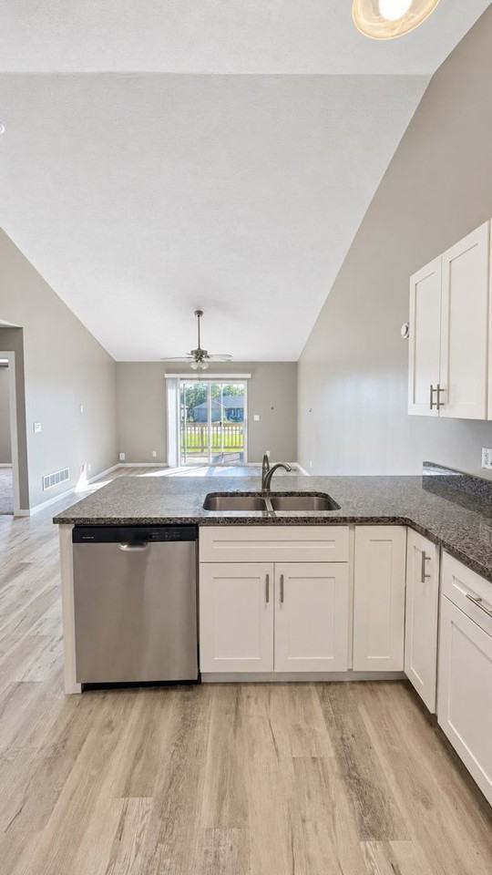 17069 Nicholas St - Photo 5 of 30
