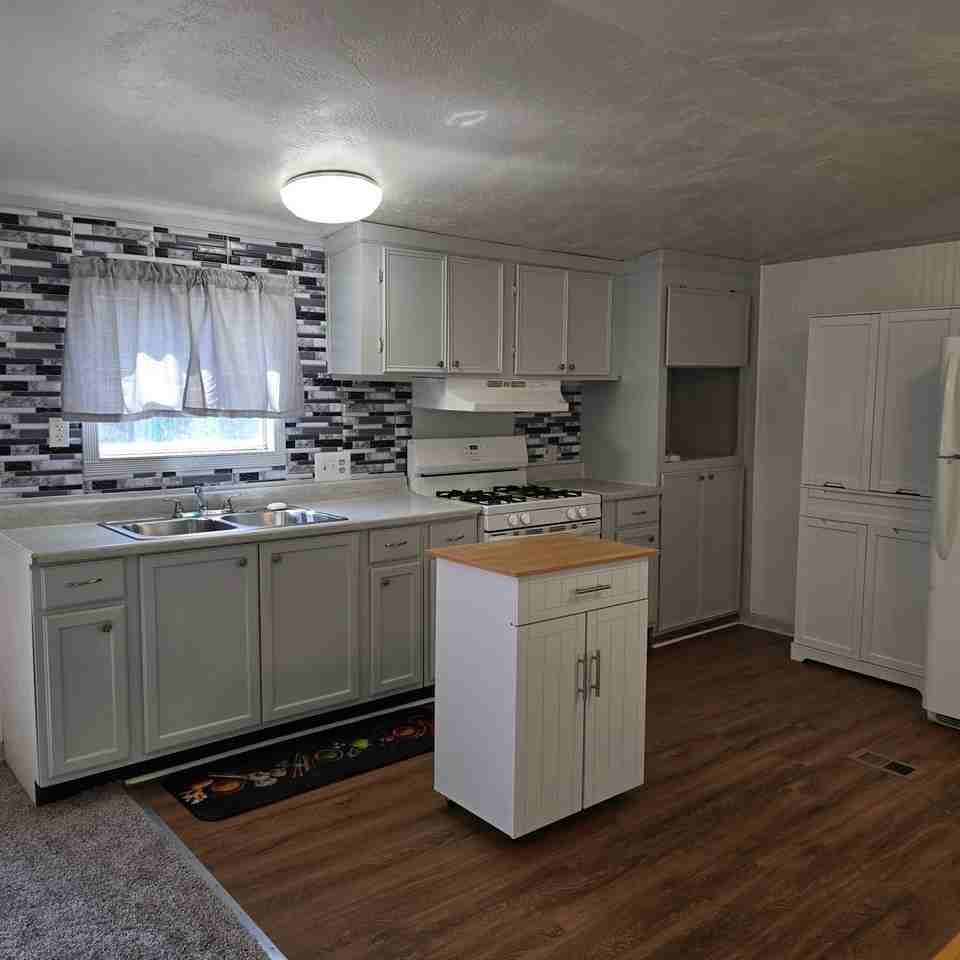 225 E Flint St - Photo 3 of 14