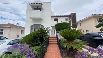 featured image of 2446 Brant St