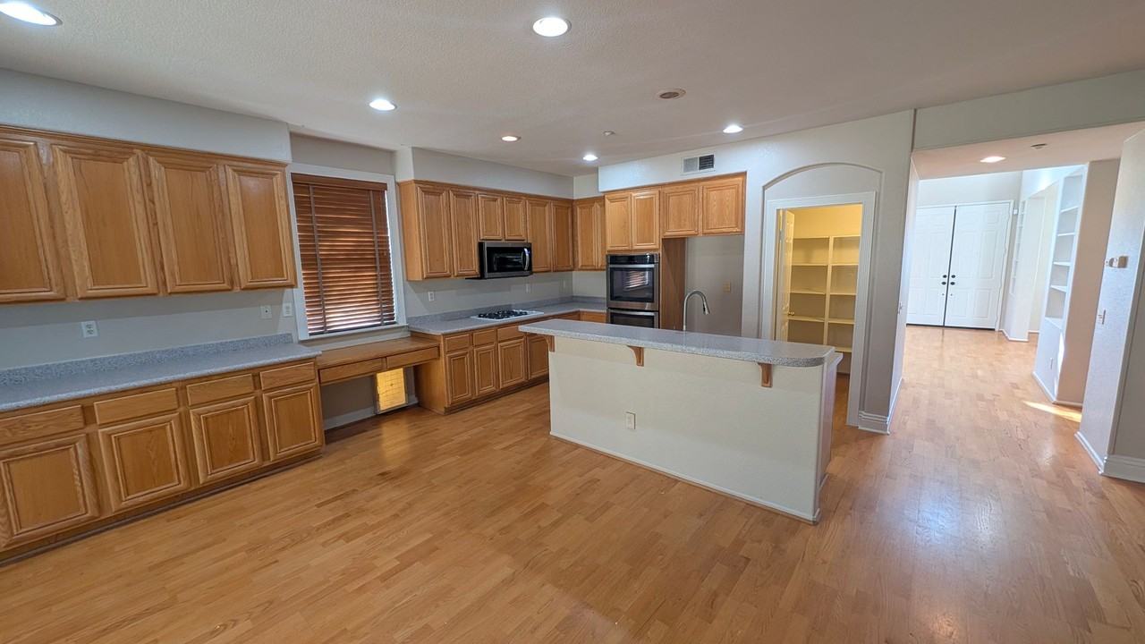 6370 Claridge Dr - Photo 7 of 27