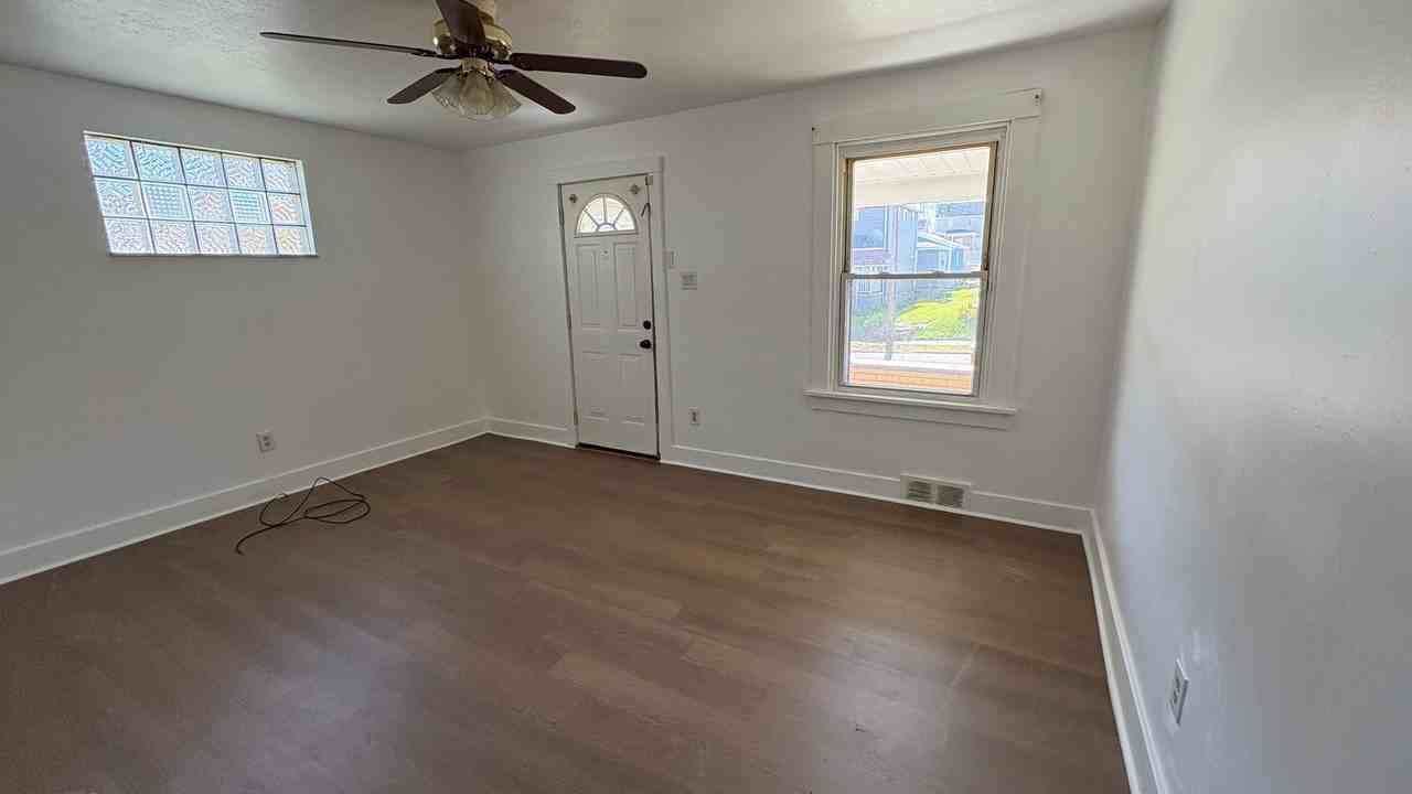 609 Farnsworth Ave - Photo 4 of 9