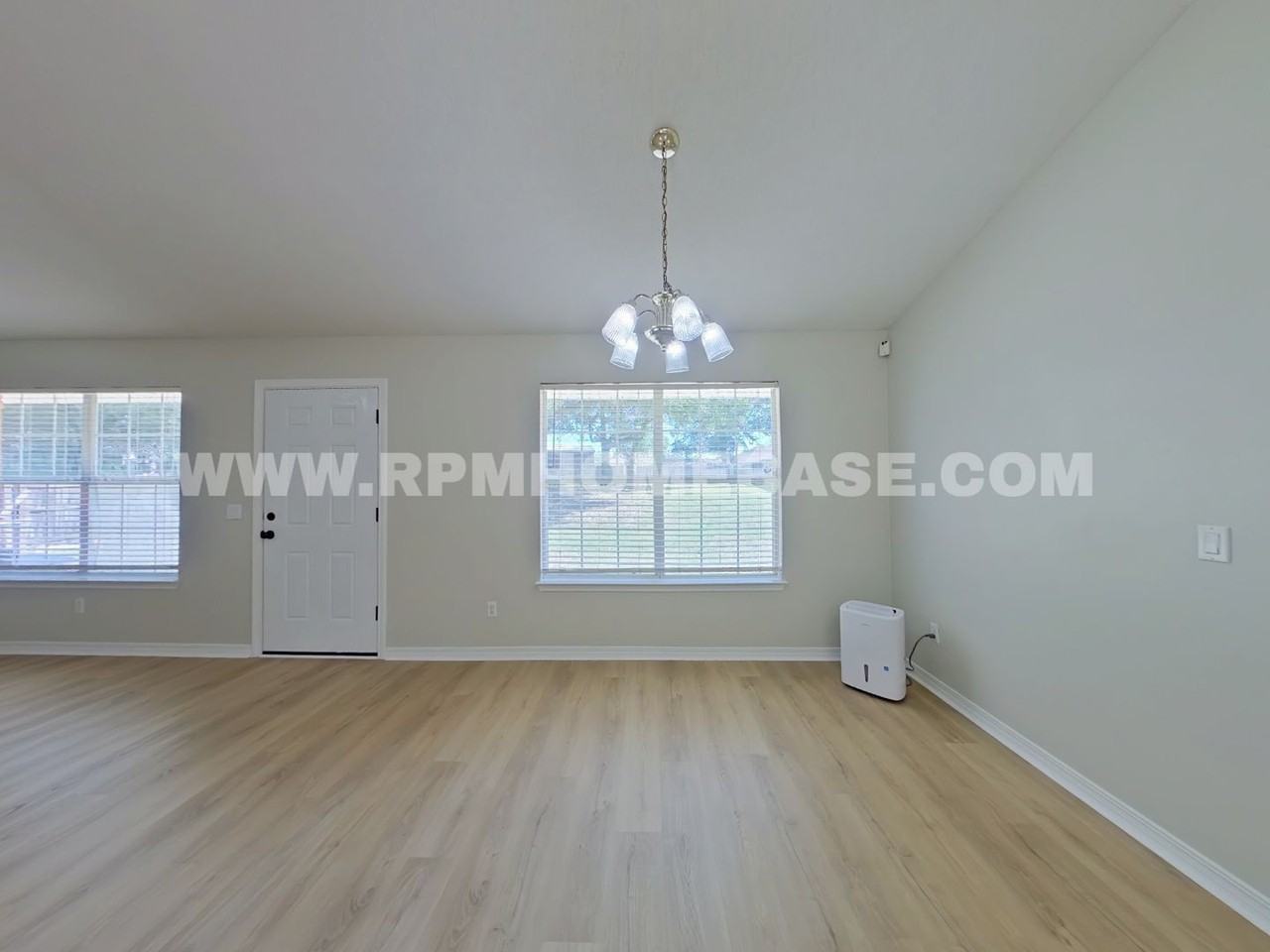 4865 Orlimar St - Photo 7 of 20