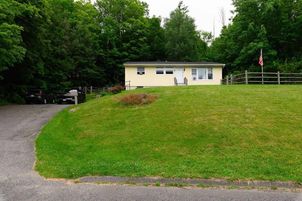 45 Woodlawn Ave - Photo 4 of 11