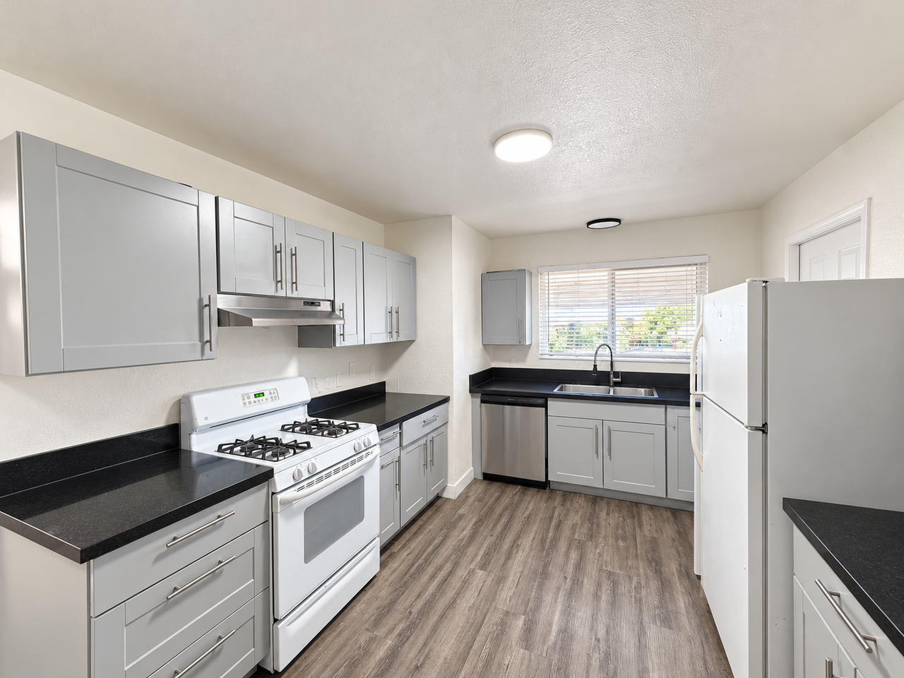 5073 54th St - Photo 5 of 28
