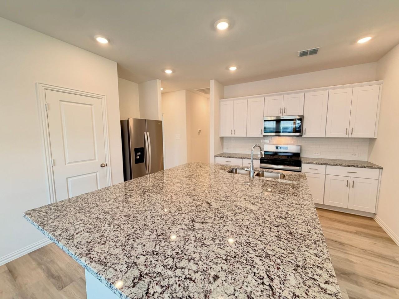 2125 Rannoch St - Photo 3 of 15