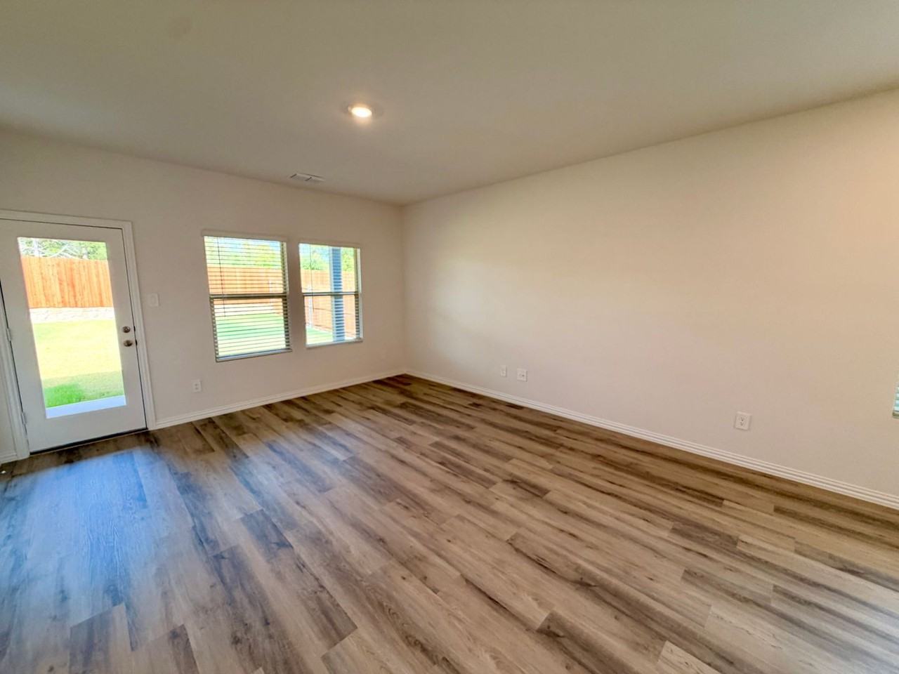 2125 Rannoch St - Photo 4 of 15