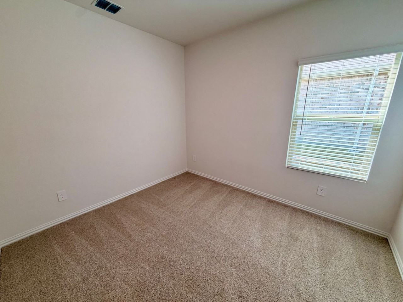 2125 Rannoch St - Photo 5 of 15
