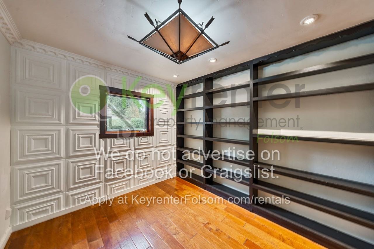 930 Saverien Dr - Photo 7 of 48