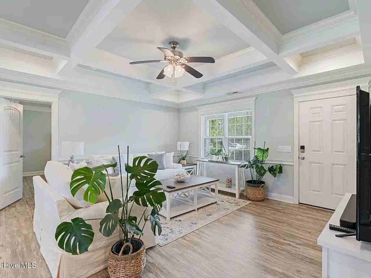 585 Mission Rd - Photo 3 of 34