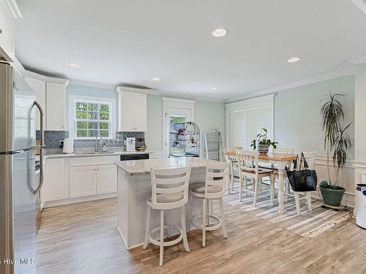 585 Mission Rd - Photo 7 of 34
