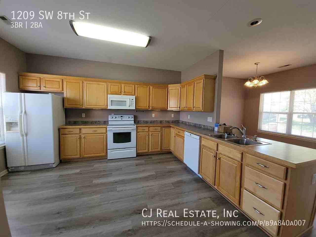 1209 Sw 8th St - Photo 3 of 10