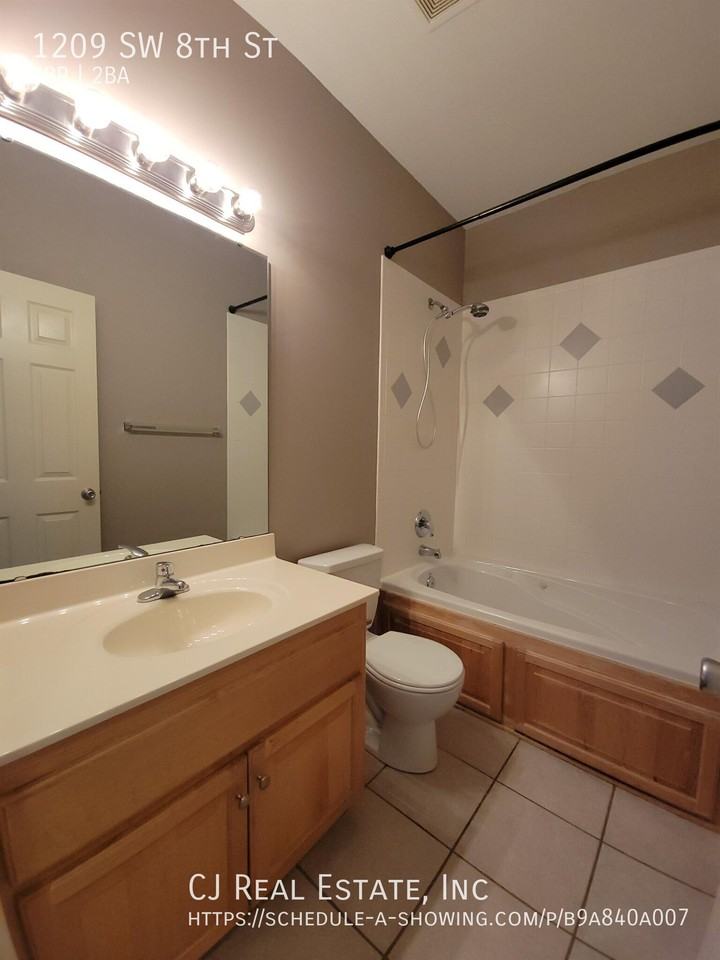 1209 Sw 8th St - Photo 7 of 10