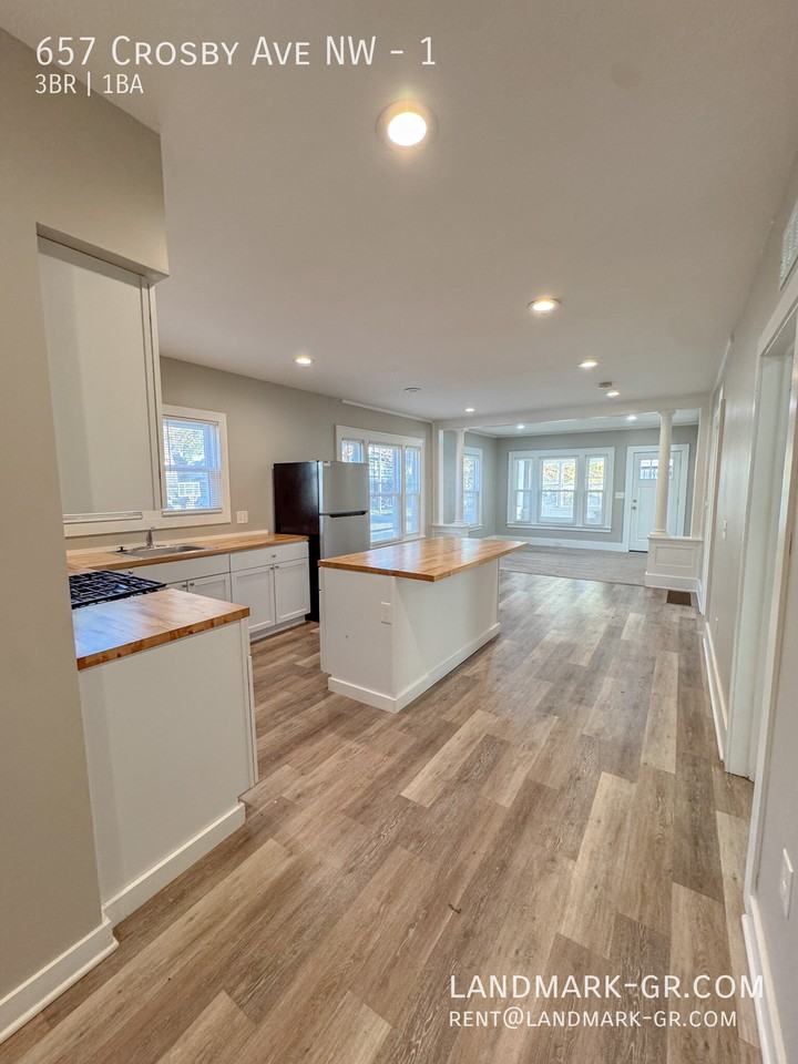 657 Crosby St Nw #1 - Photo 3 of 45