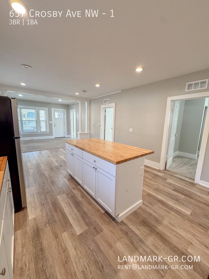 657 Crosby St Nw #1 - Photo 7 of 45
