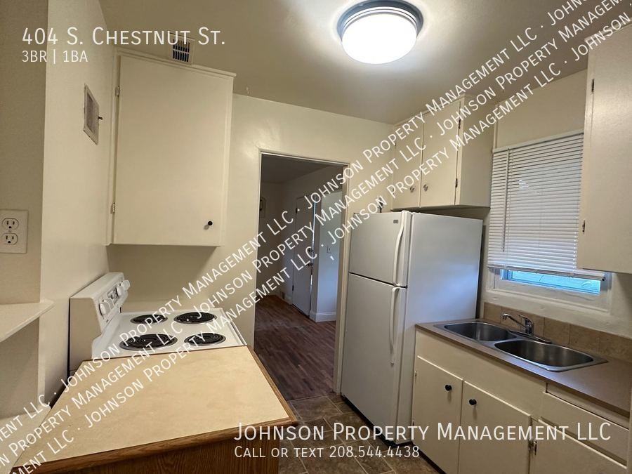 404 S Chestnut St - Photo 4 of 11