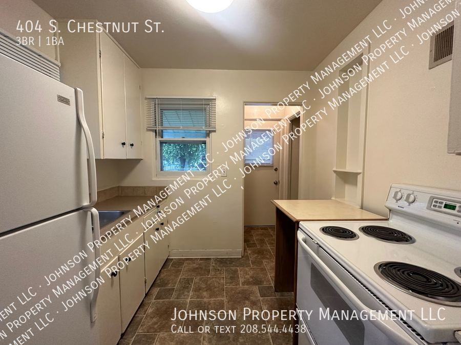 404 S Chestnut St - Photo 5 of 11