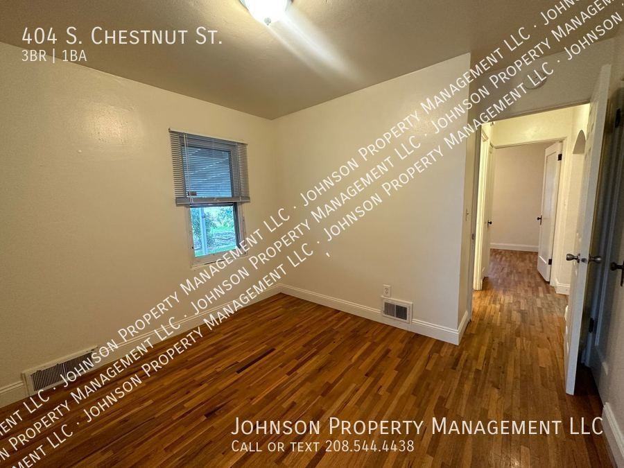 404 S Chestnut St - Photo 7 of 11