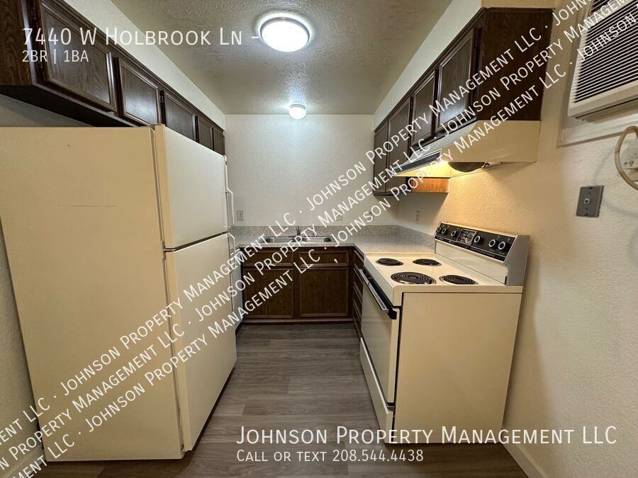 7440 W Holbrook Ln #102 - Photo 4 of 12