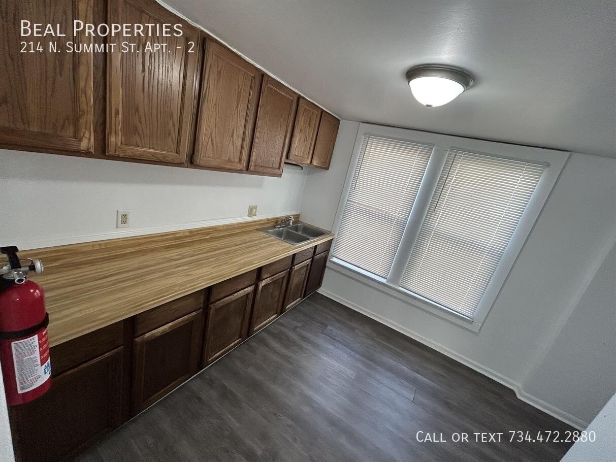 214 N Summit St #2 - Photo 2 of 11