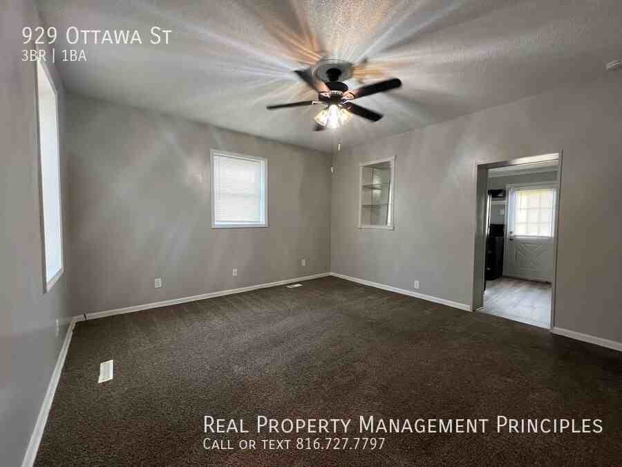 929 Ottawa St - Photo 2 of 12