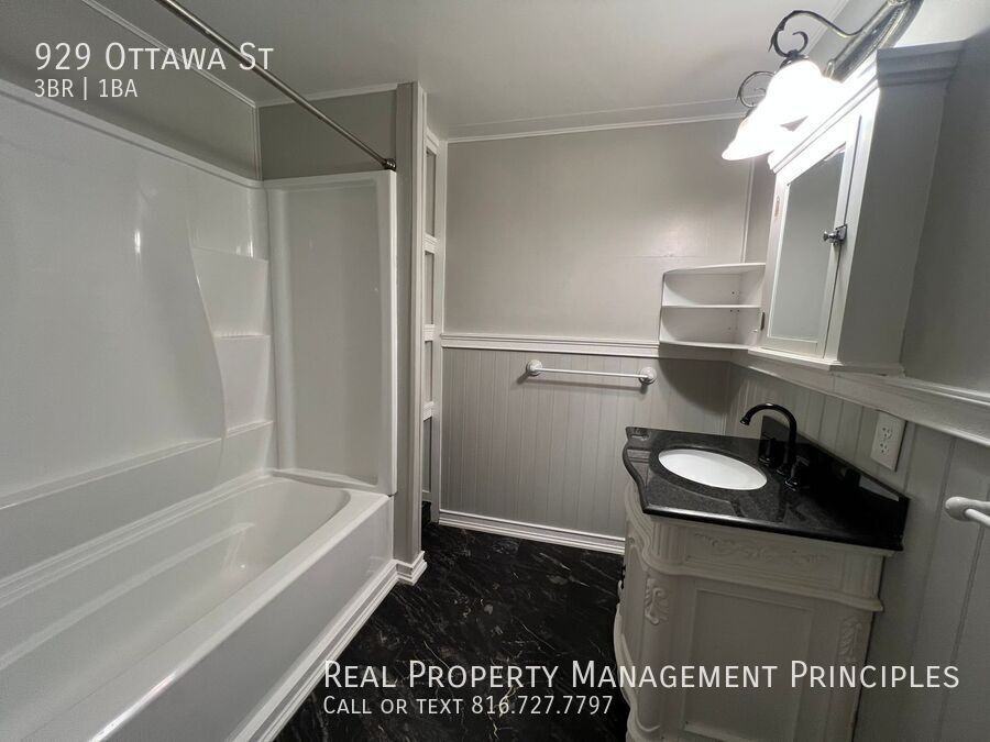 929 Ottawa St - Photo 5 of 12