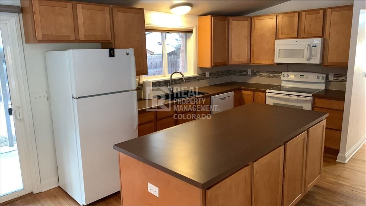 1365 Quentin St - Photo 5 of 18