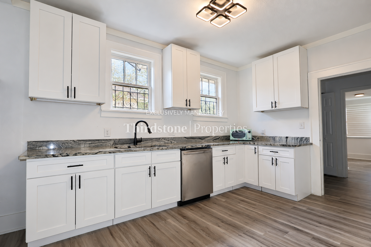 2648 Ernest St - Photo 5 of 27