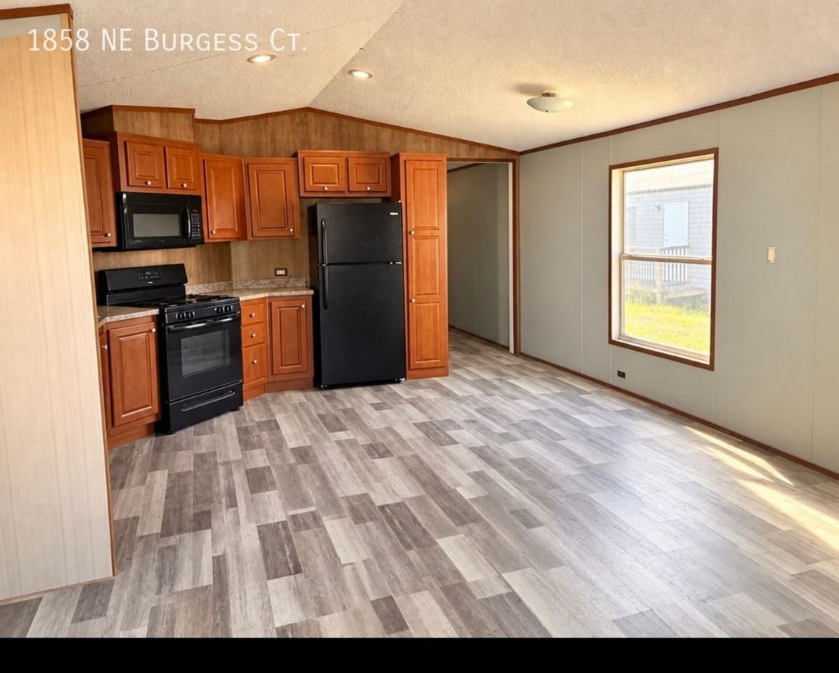 1858 Ne Burgess Ct - Photo 4 of 13