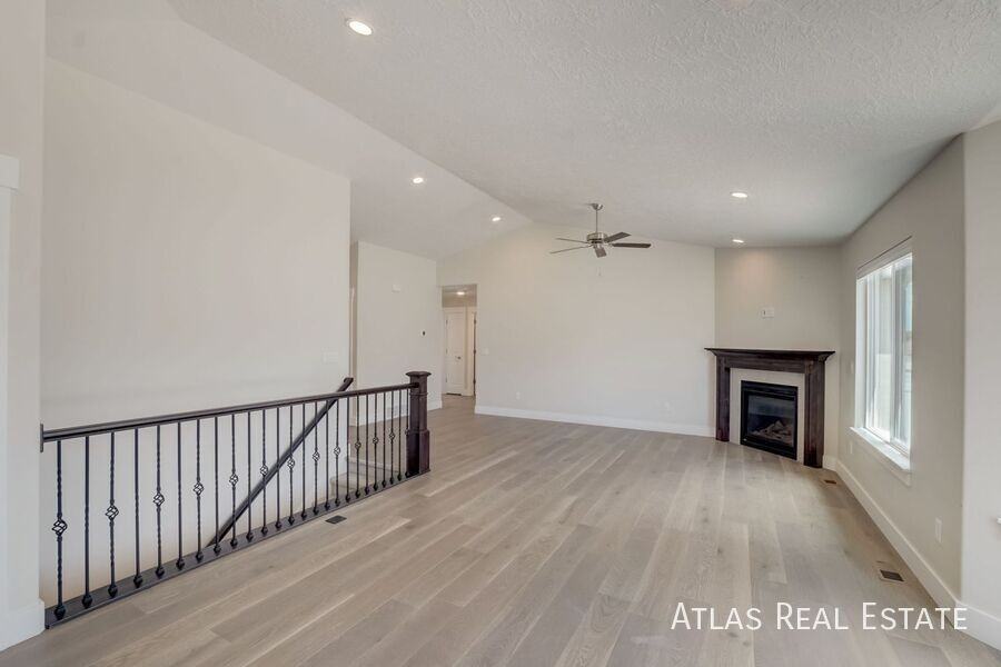 1092 N Providence Way - Photo 7 of 31