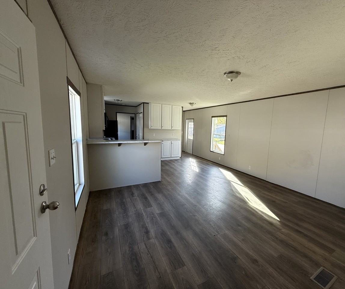 98 Patrick Ct N - Photo 2 of 12