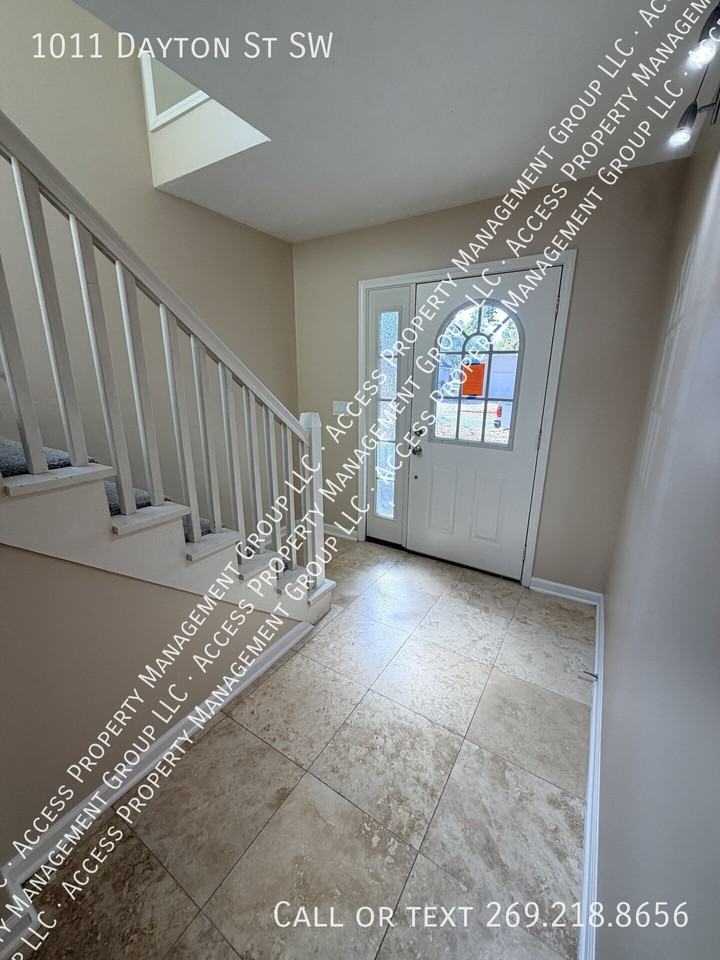 1011 Dayton St Sw - Photo 2 of 40