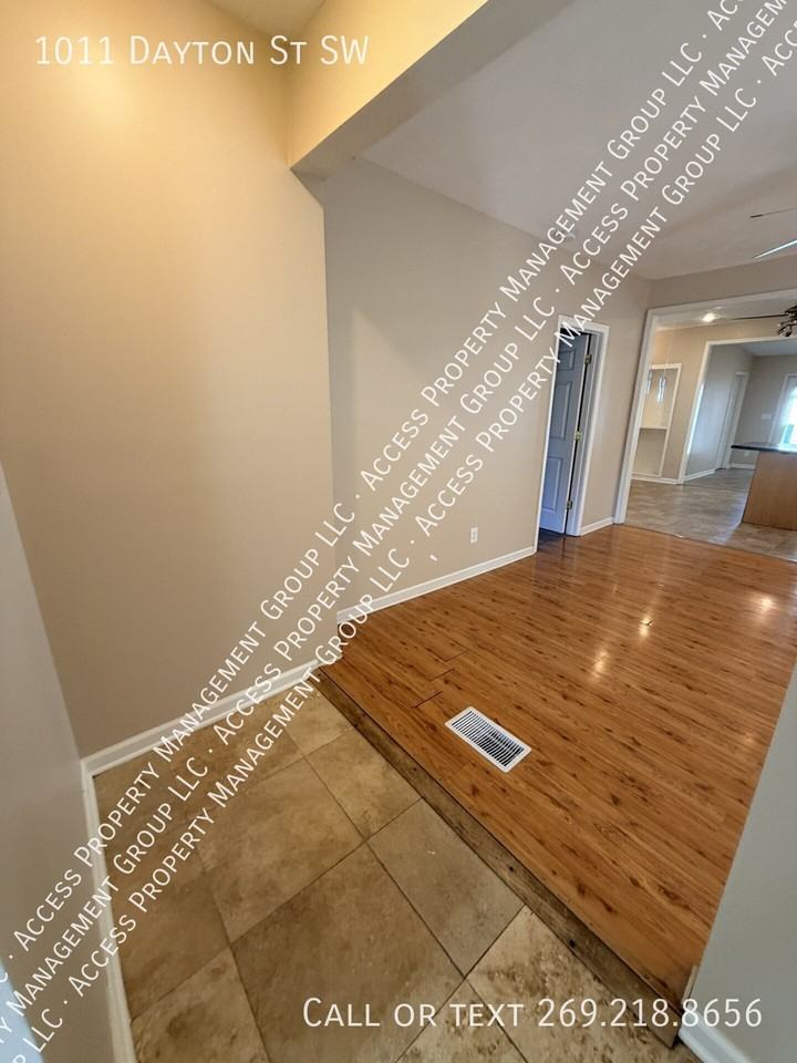 1011 Dayton St Sw - Photo 3 of 40