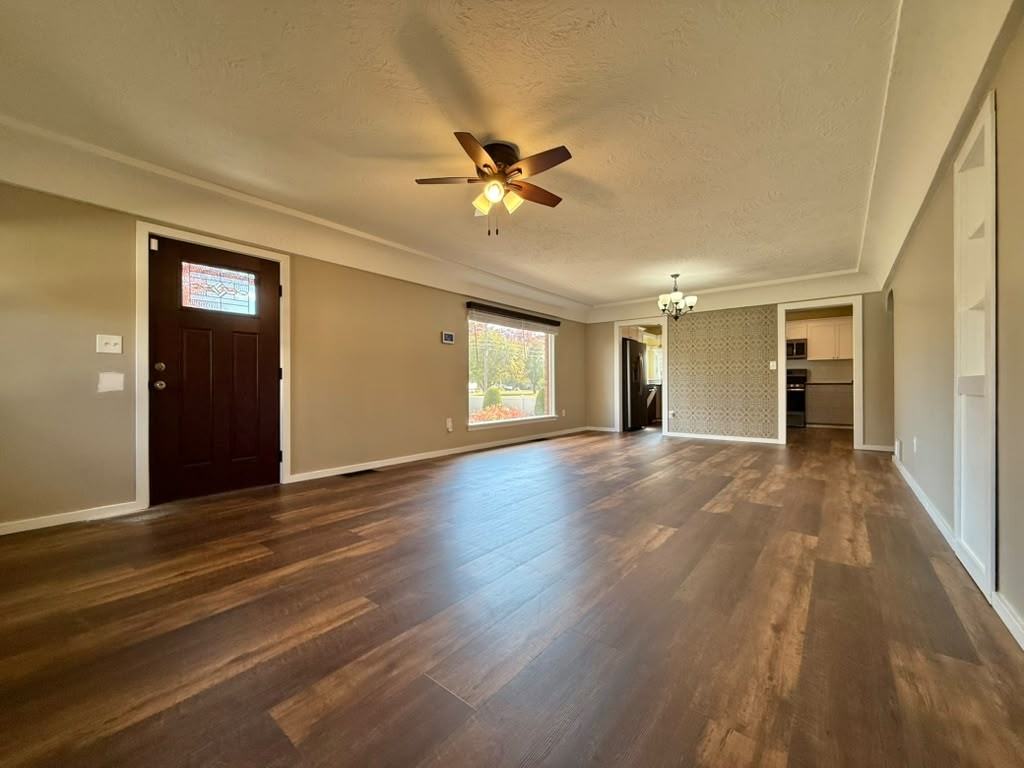 521 N Locust Rd - Photo 3 of 12