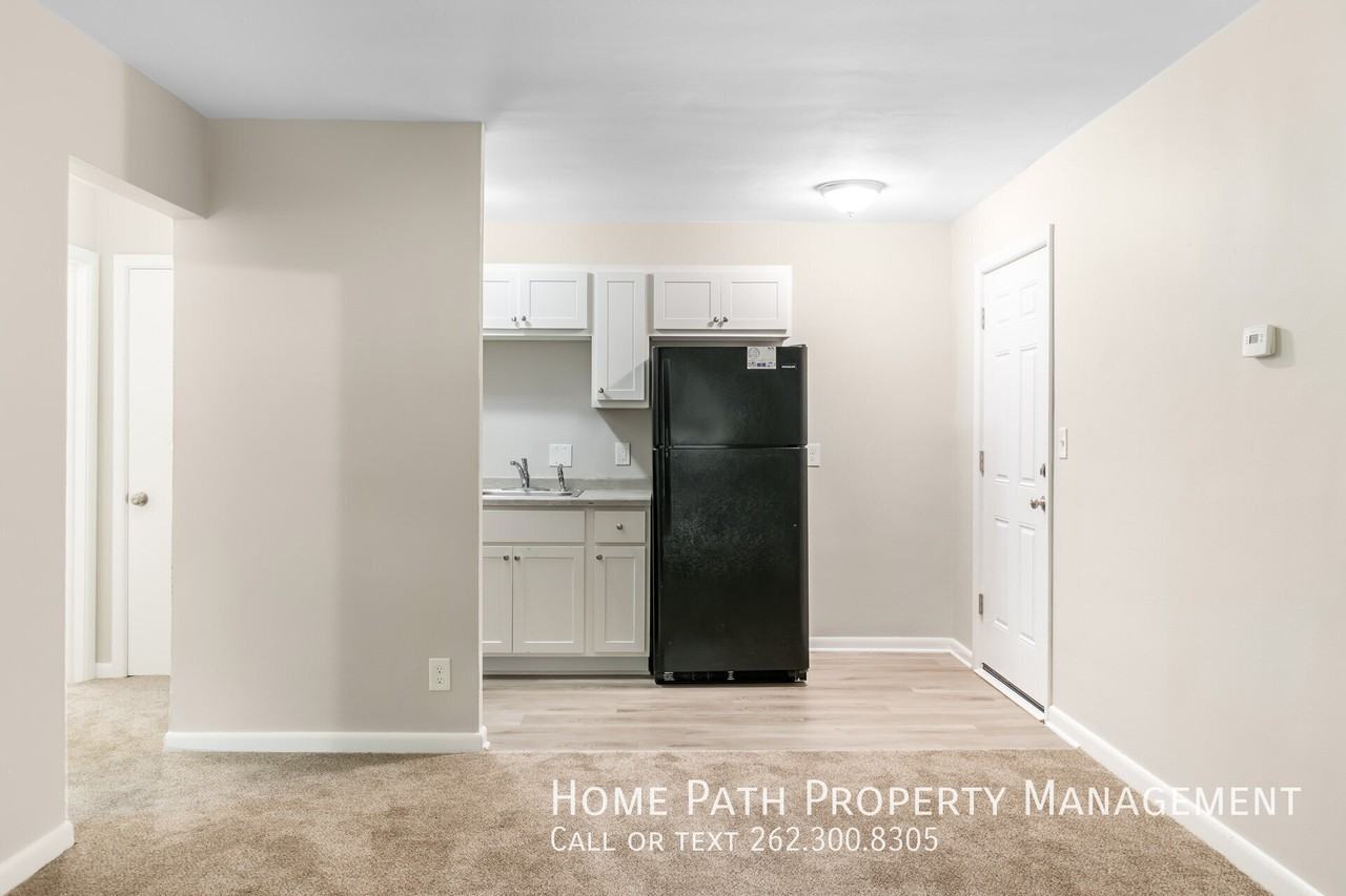 3140 S 48th St #8 - Photo 4 of 9