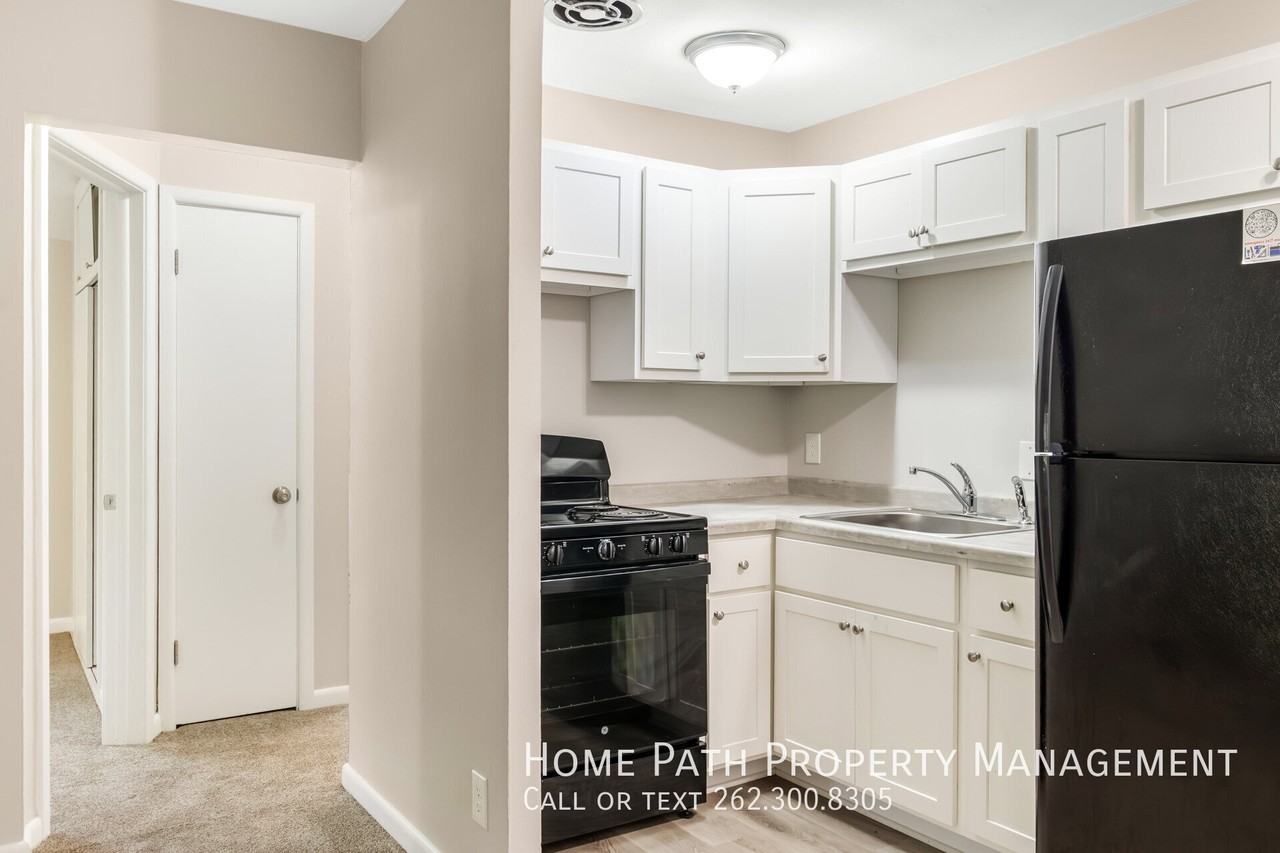 3140 S 48th St #8 - Photo 5 of 9