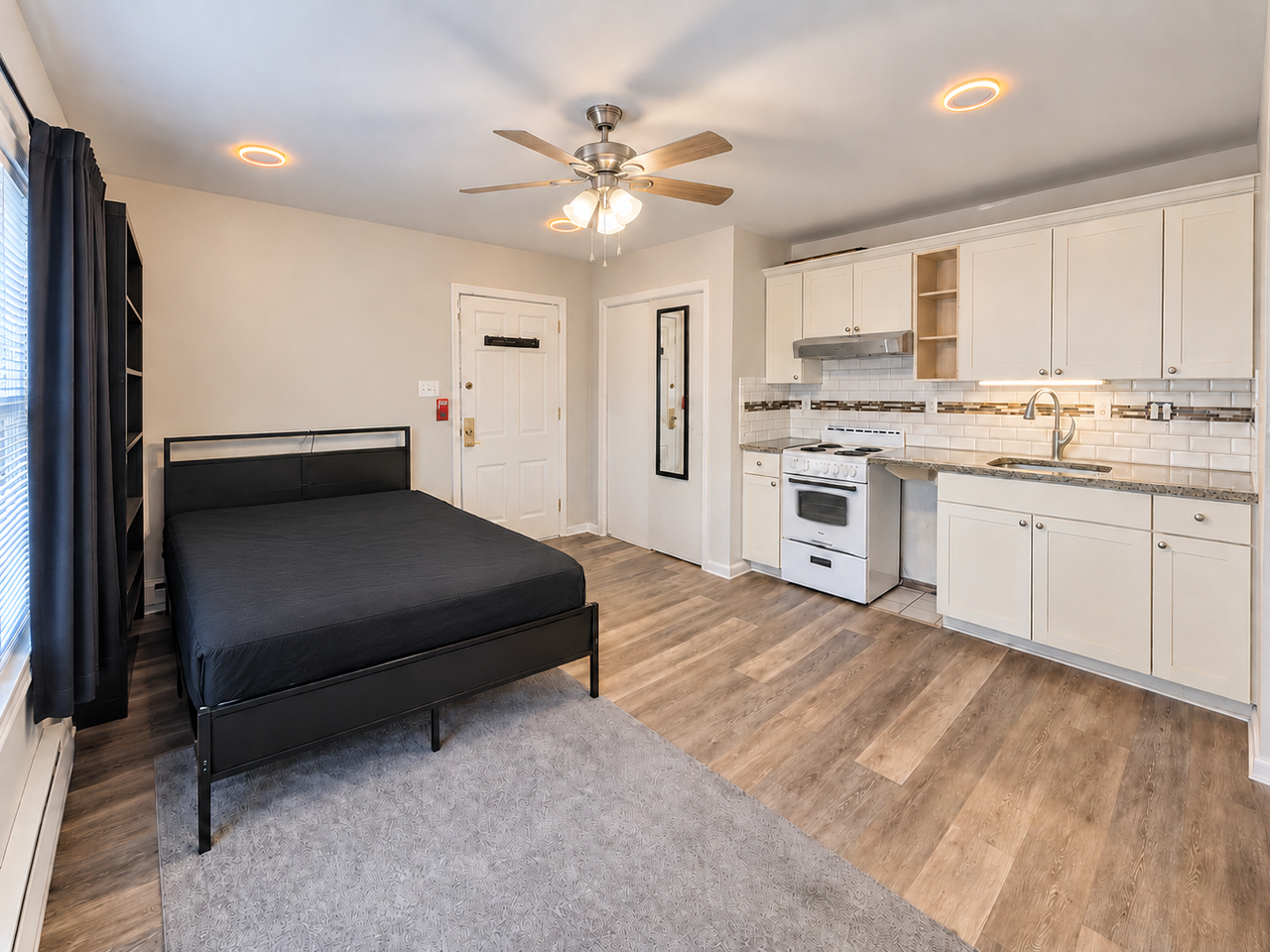 1643 Haworth St #B - Photo 3 of 13