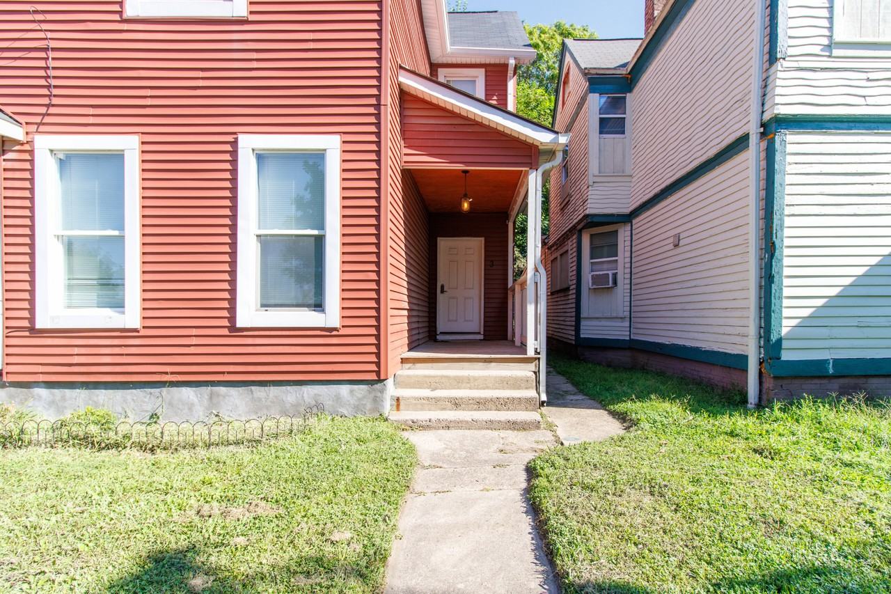1546 E 10th St #3 - Photo 3 of 17