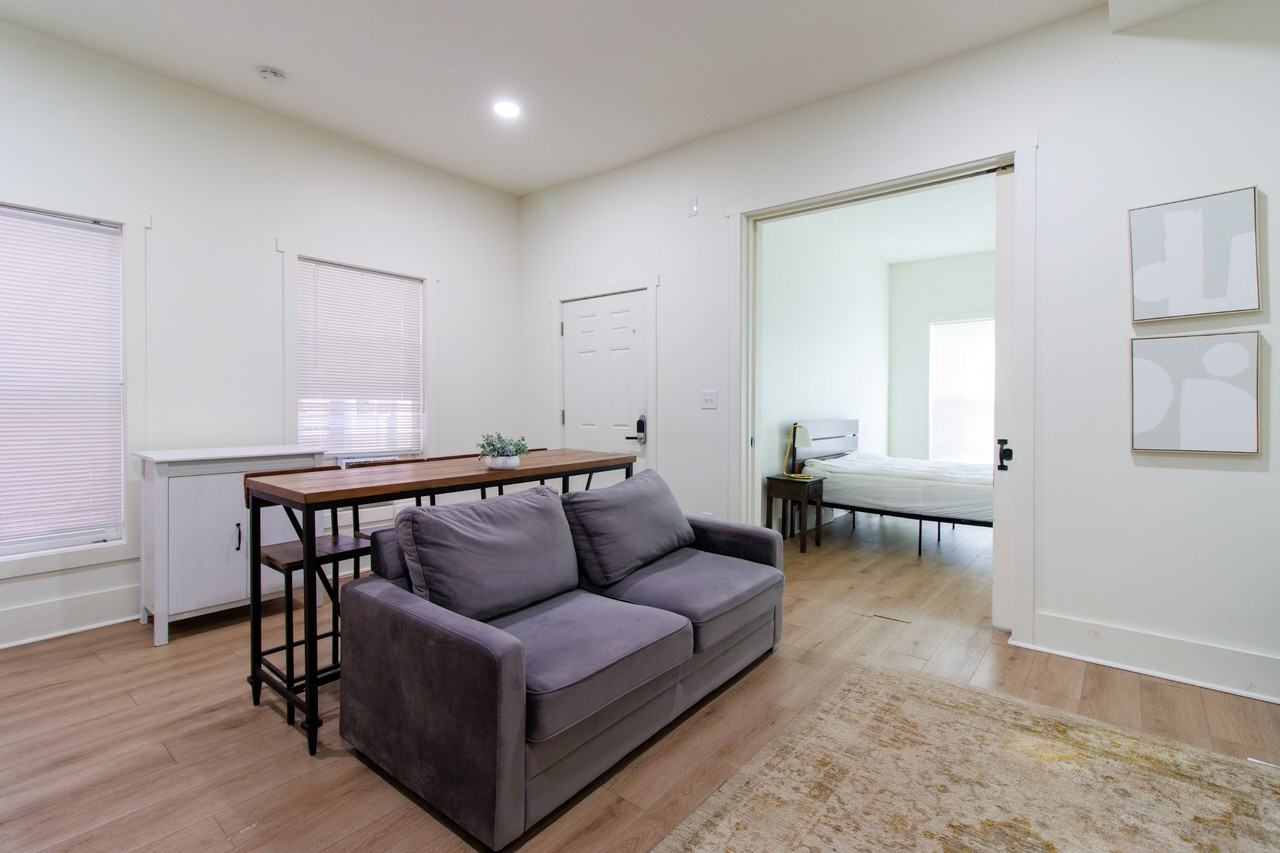1546 E 10th St #3 - Photo 5 of 17